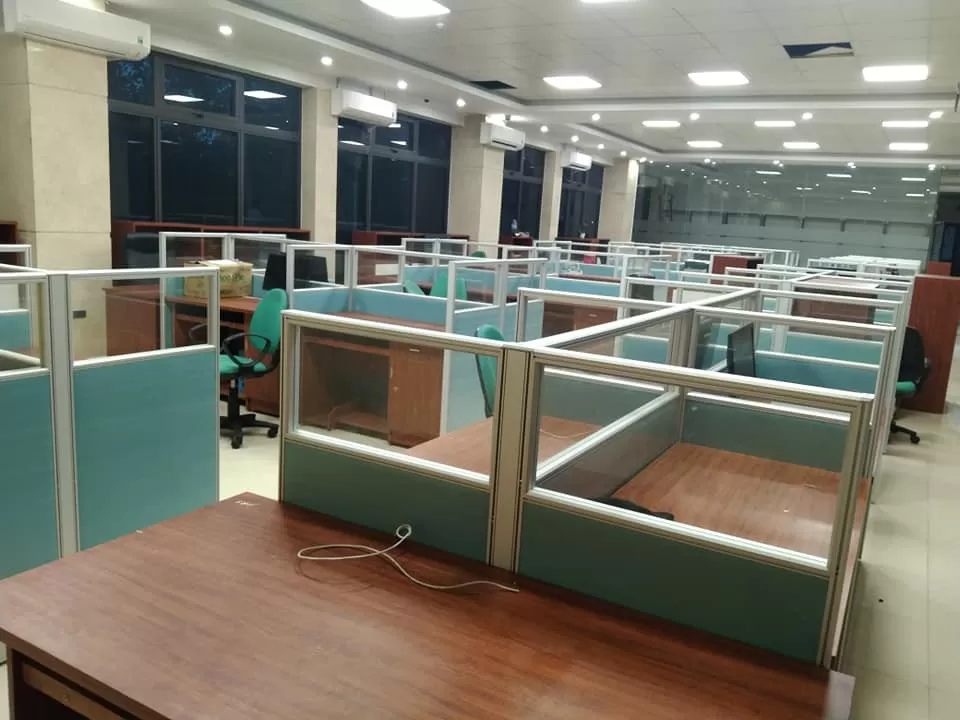 vách ngăn nỉ kính một lớp-HKT