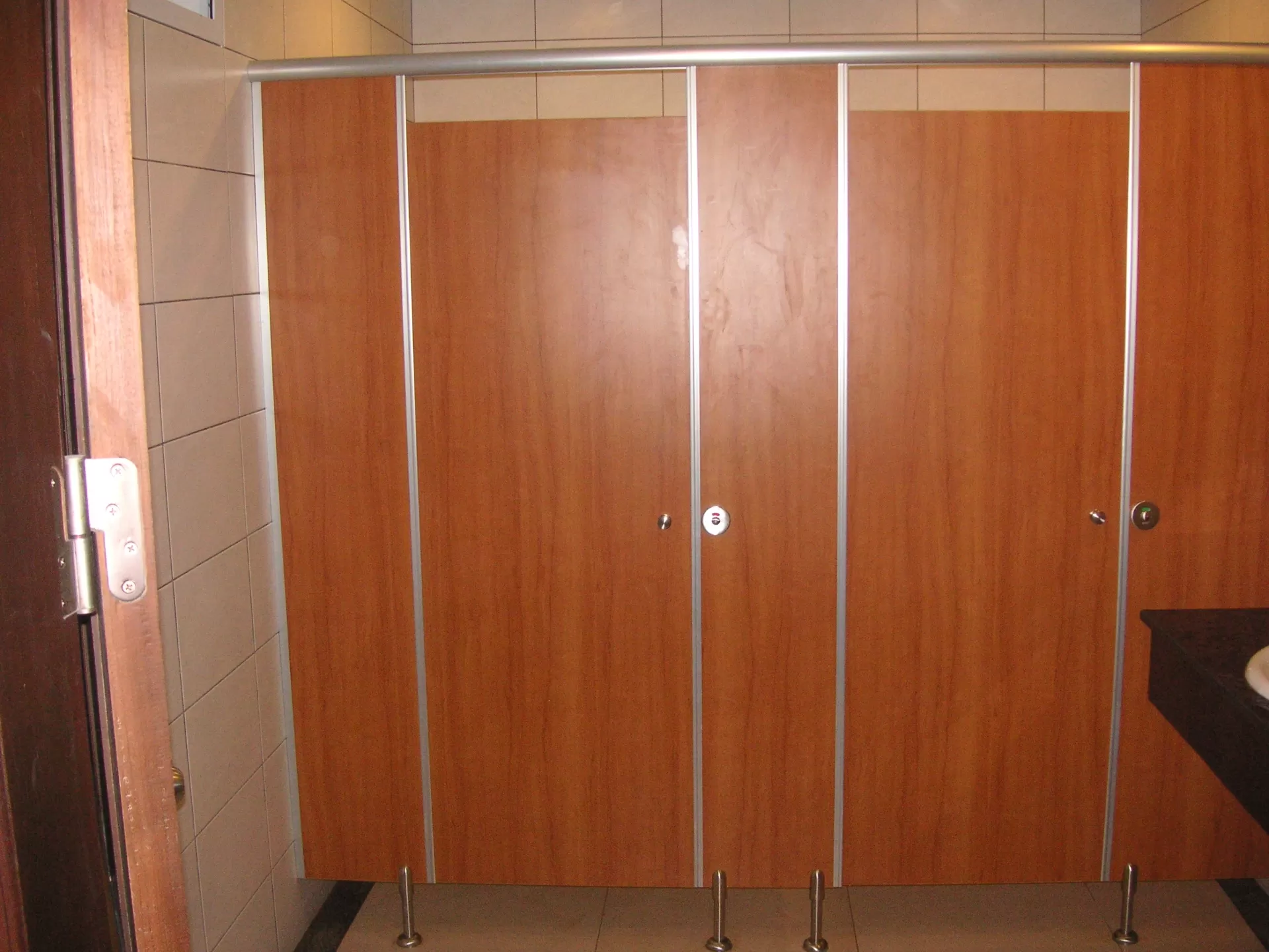 Vách ngăn vệ sinh