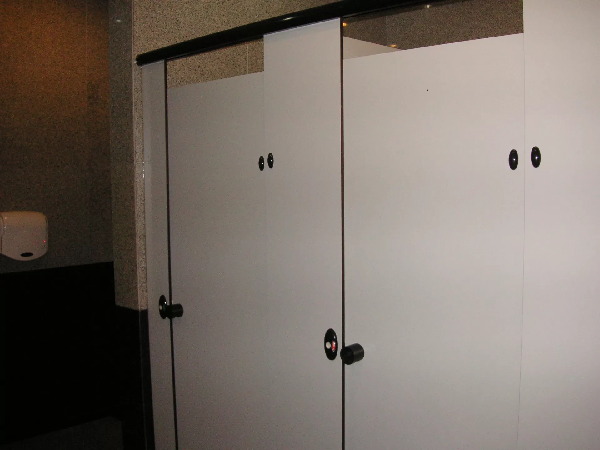 Vách ngăn vệ sinh