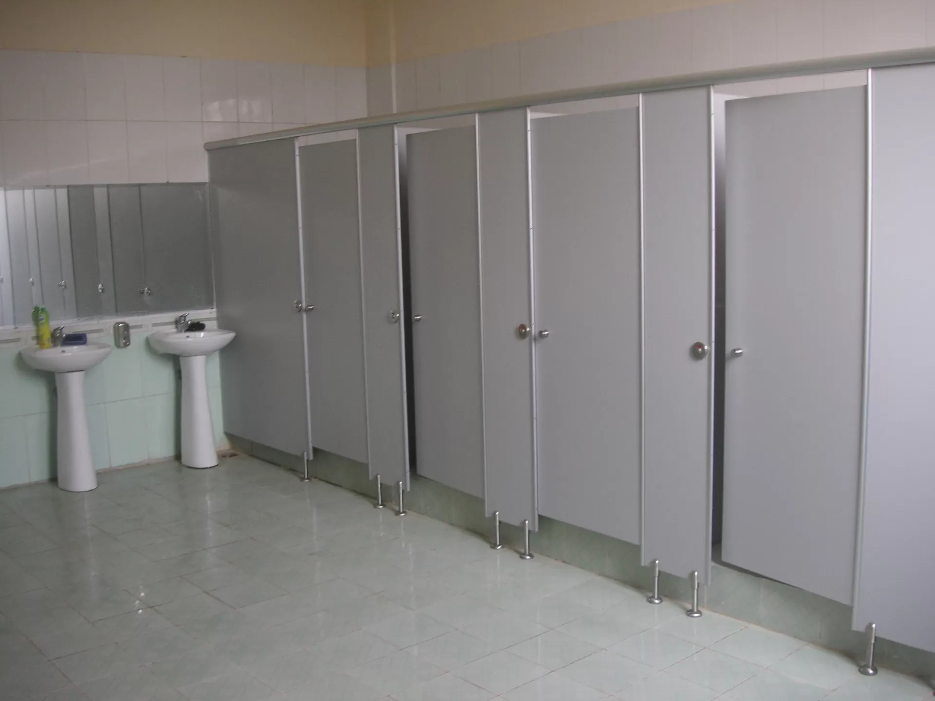 Vách ngăn vệ sinh