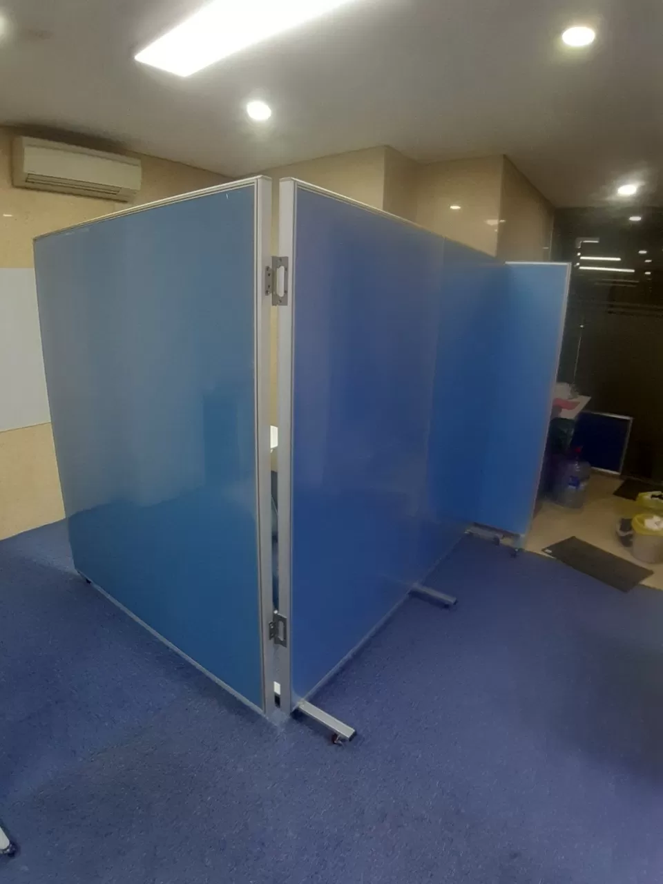 Vách ngăn di động có bánh xe