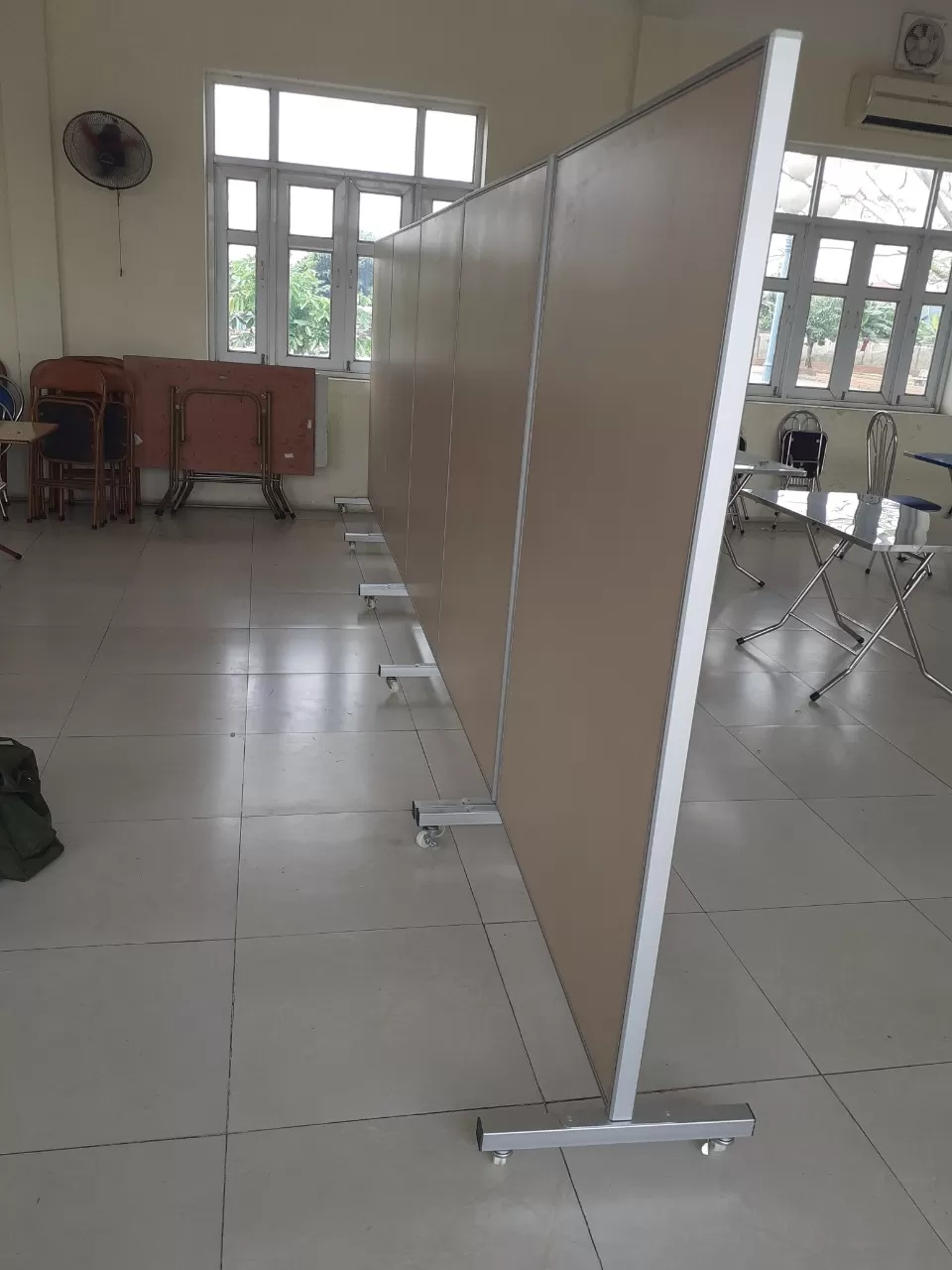 Vách ngăn di động có bánh xe