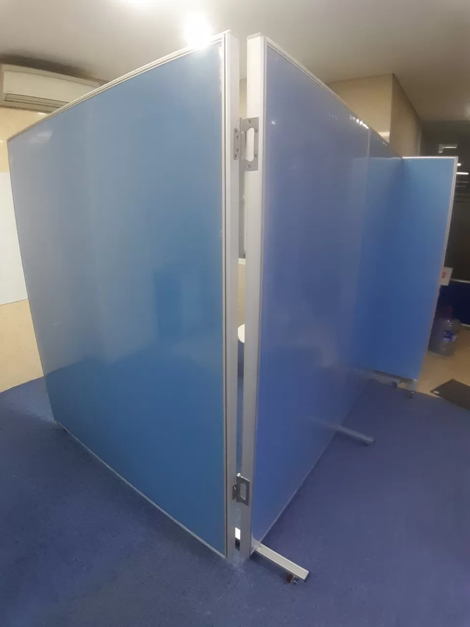 Vách ngăn di động có bánh xe