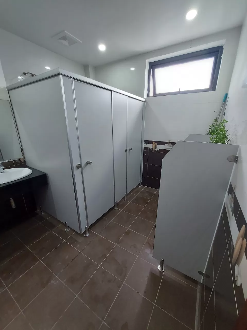 Vách ngăn vệ sinh