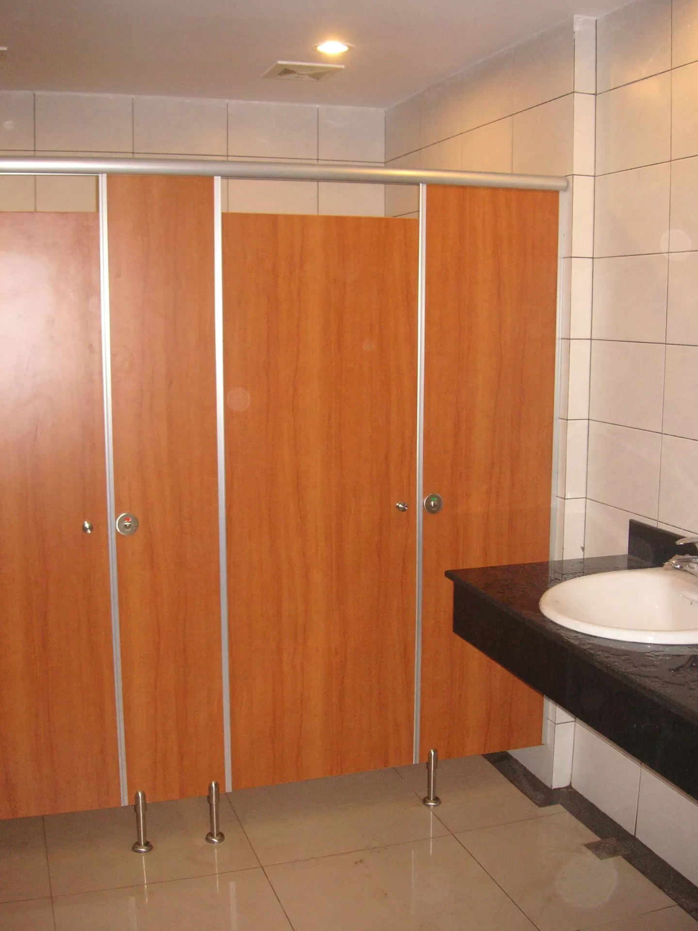 Vách ngăn vệ sinh