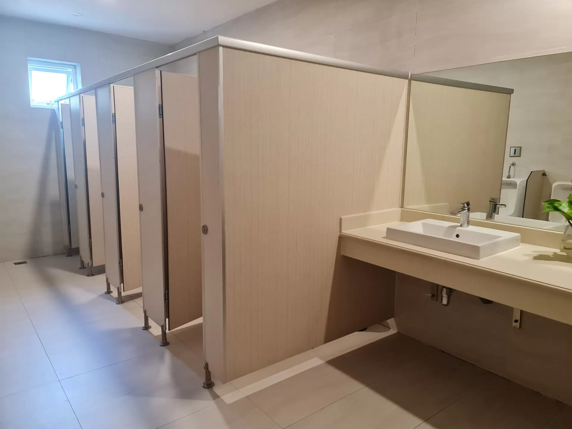 Vách ngăn vệ sinh