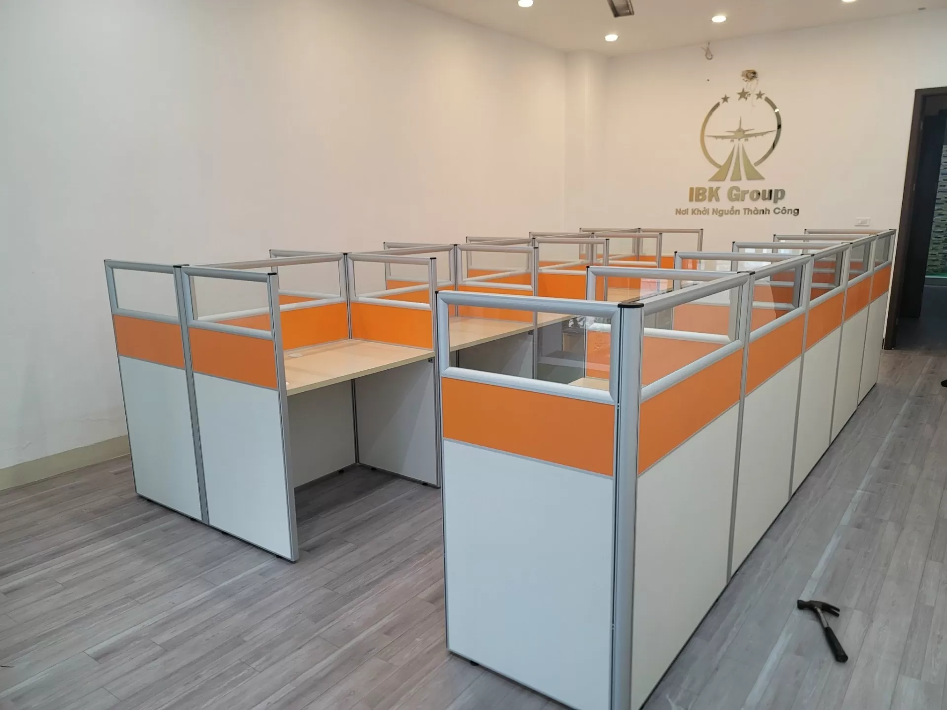 Thị trường vách ngăn văn phòng không chết, mà đang bước vào giai đoạn tái cấu trúc mạnh mẽ.