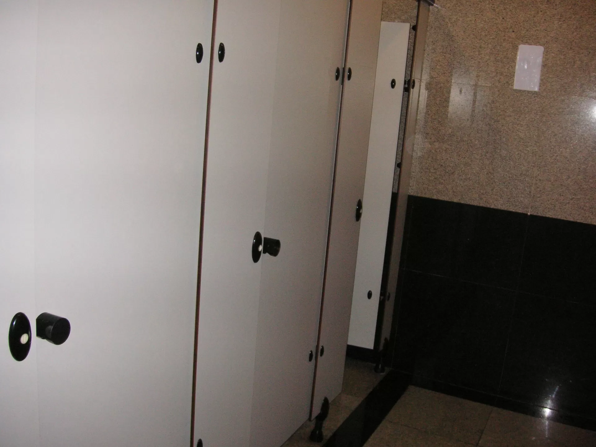 Vách ngăn vệ sinh