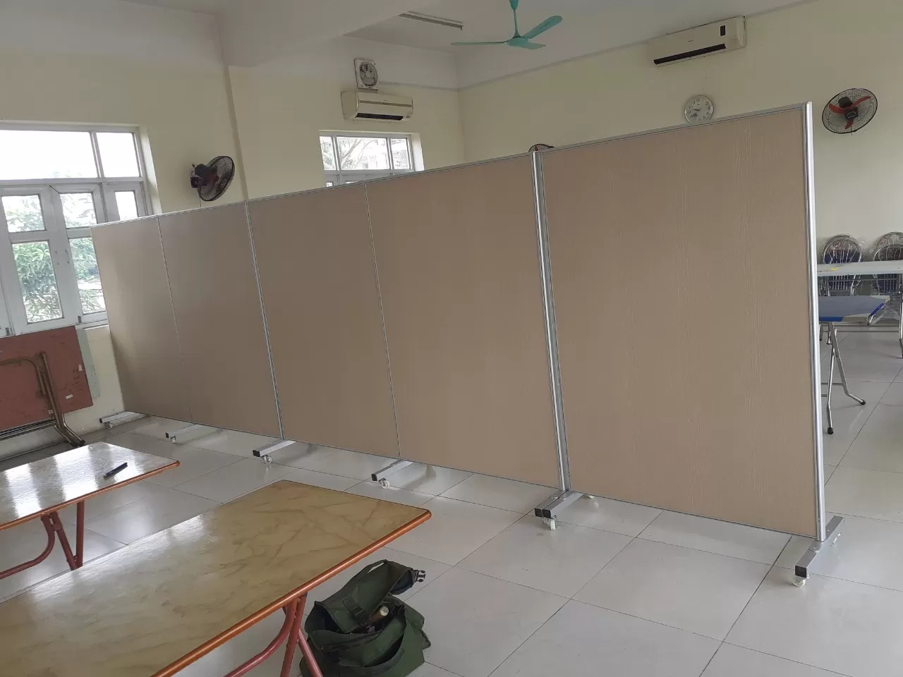 Vách ngăn di động có bánh xe