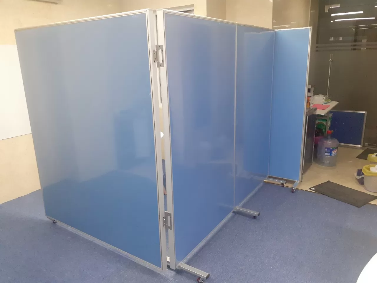 Vách ngăn di động có bánh xe